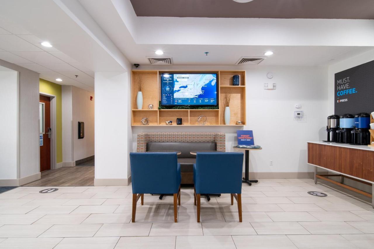 Holiday Inn Express Hotel & Suites Bedford By Ihg Exterior photo