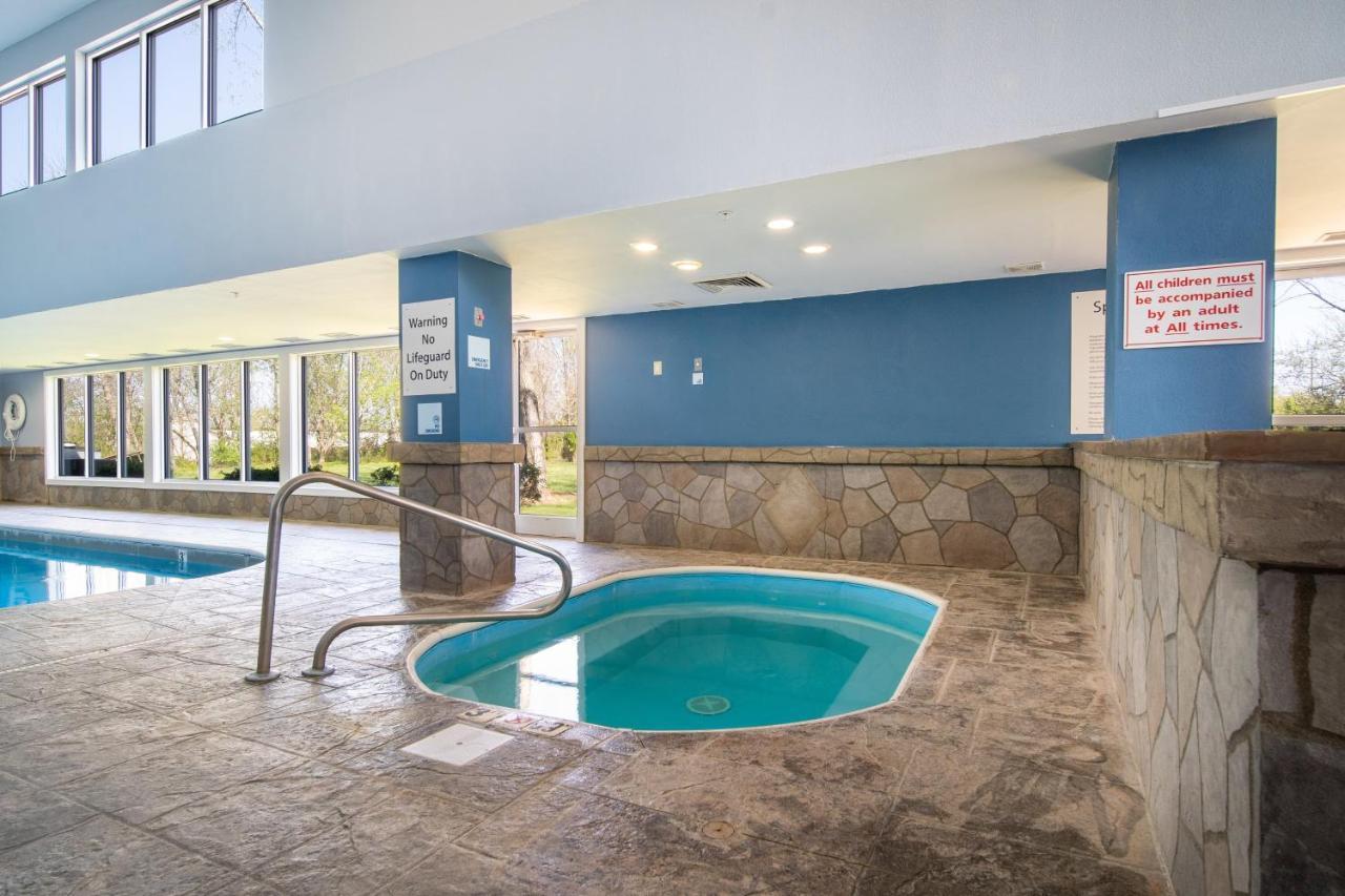 Holiday Inn Express Hotel & Suites Bedford By Ihg Exterior photo