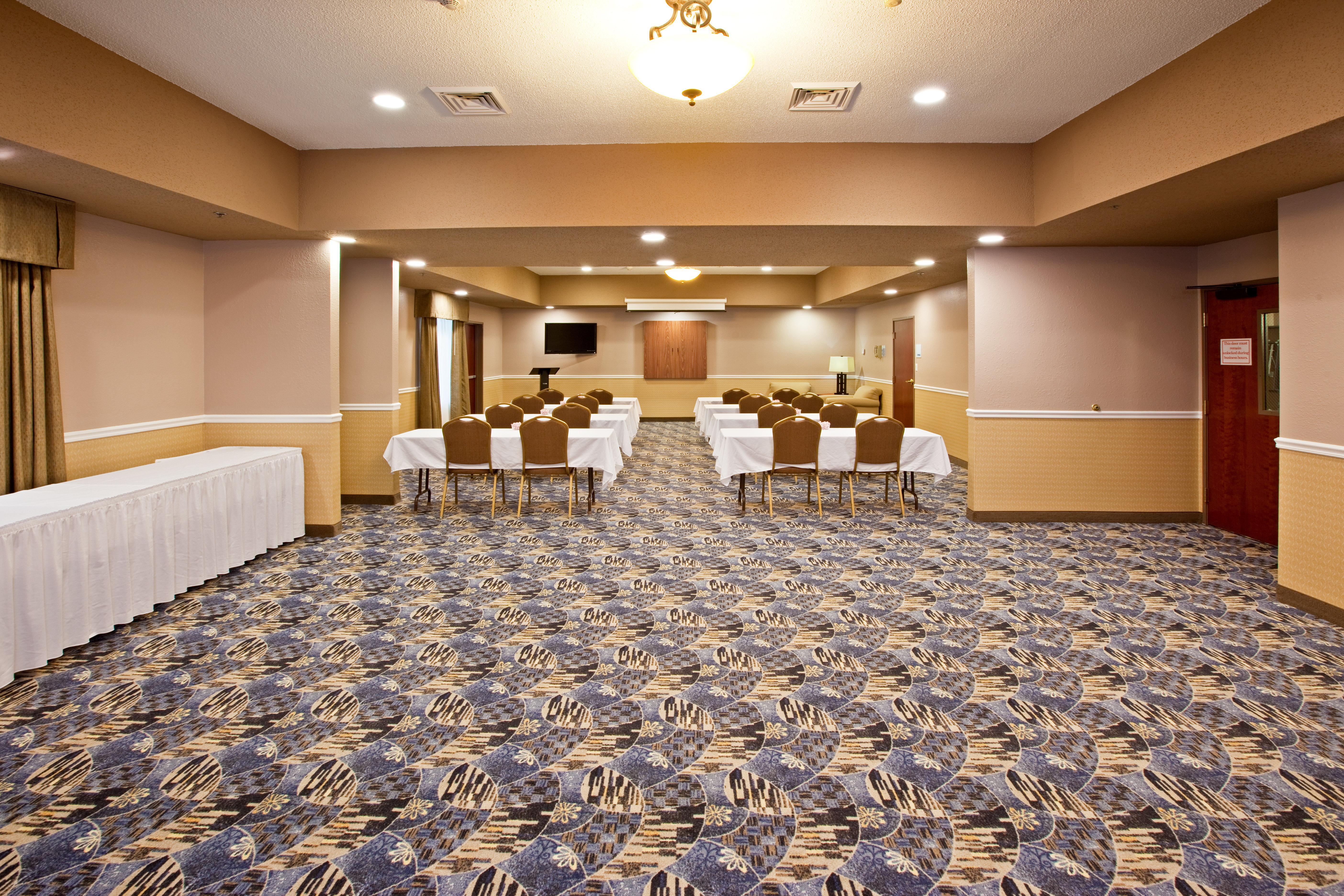 Holiday Inn Express Hotel & Suites Bedford By Ihg Exterior photo