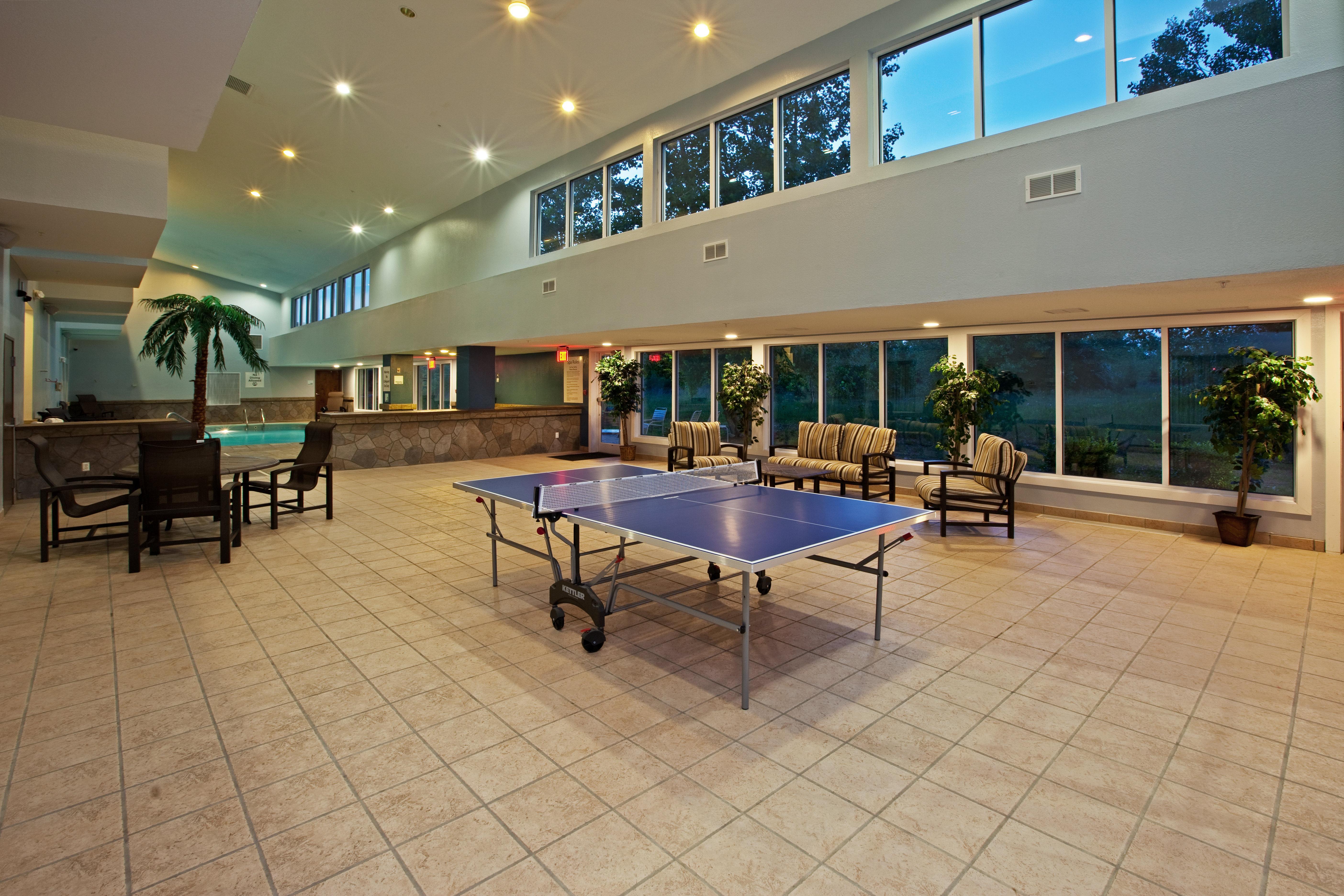 Holiday Inn Express Hotel & Suites Bedford By Ihg Exterior photo
