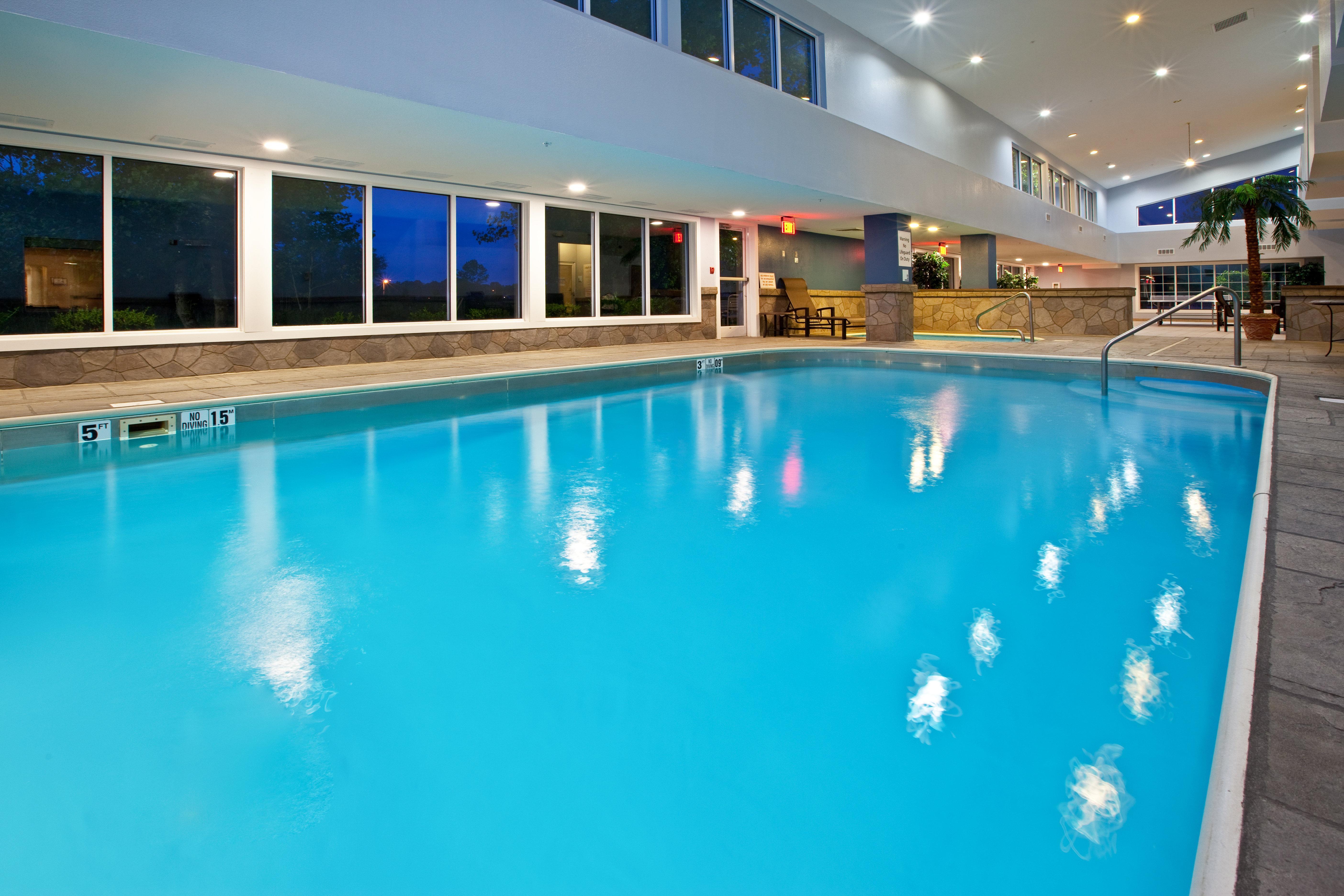 Holiday Inn Express Hotel & Suites Bedford By Ihg Exterior photo