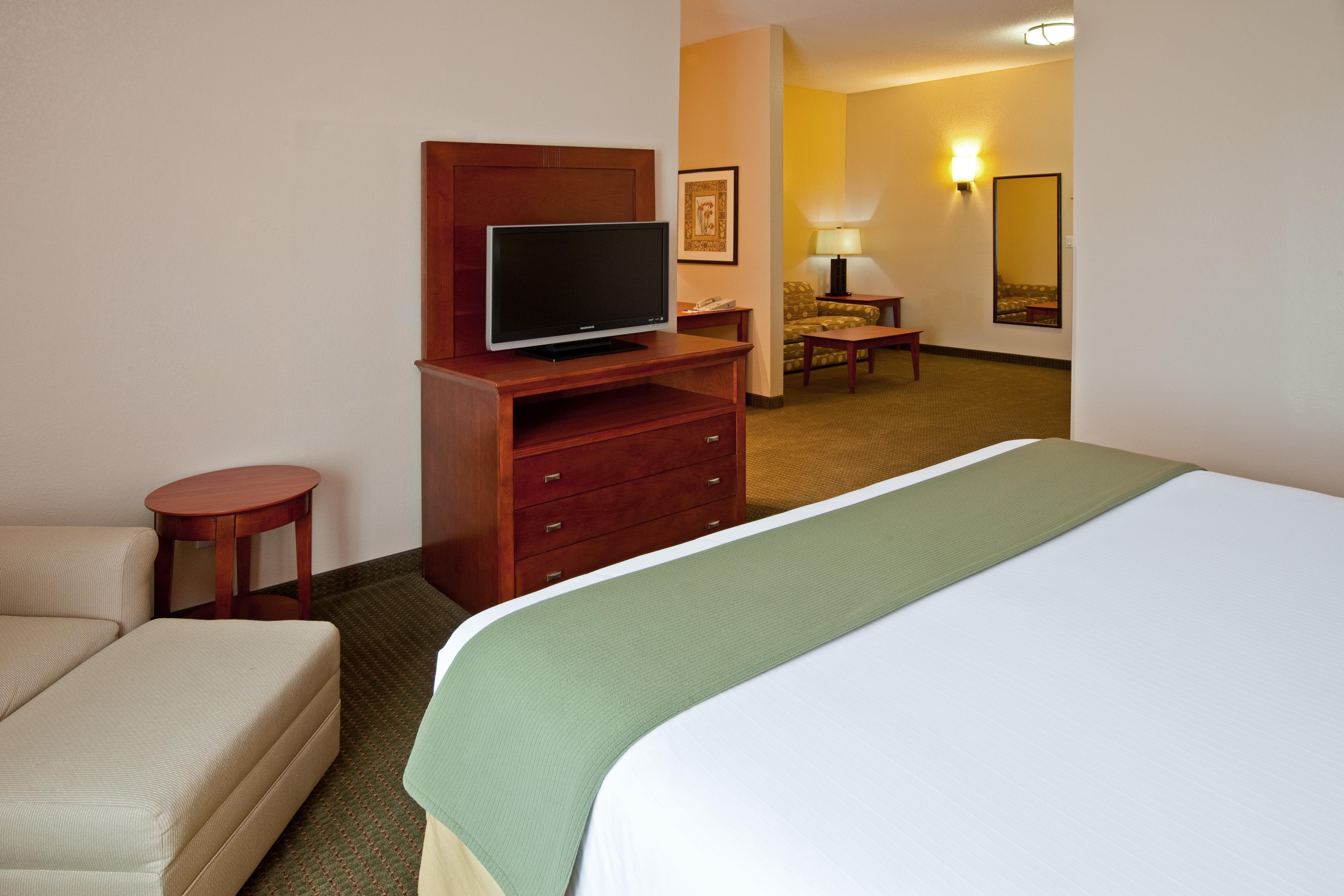 Holiday Inn Express Hotel & Suites Bedford By Ihg Exterior photo